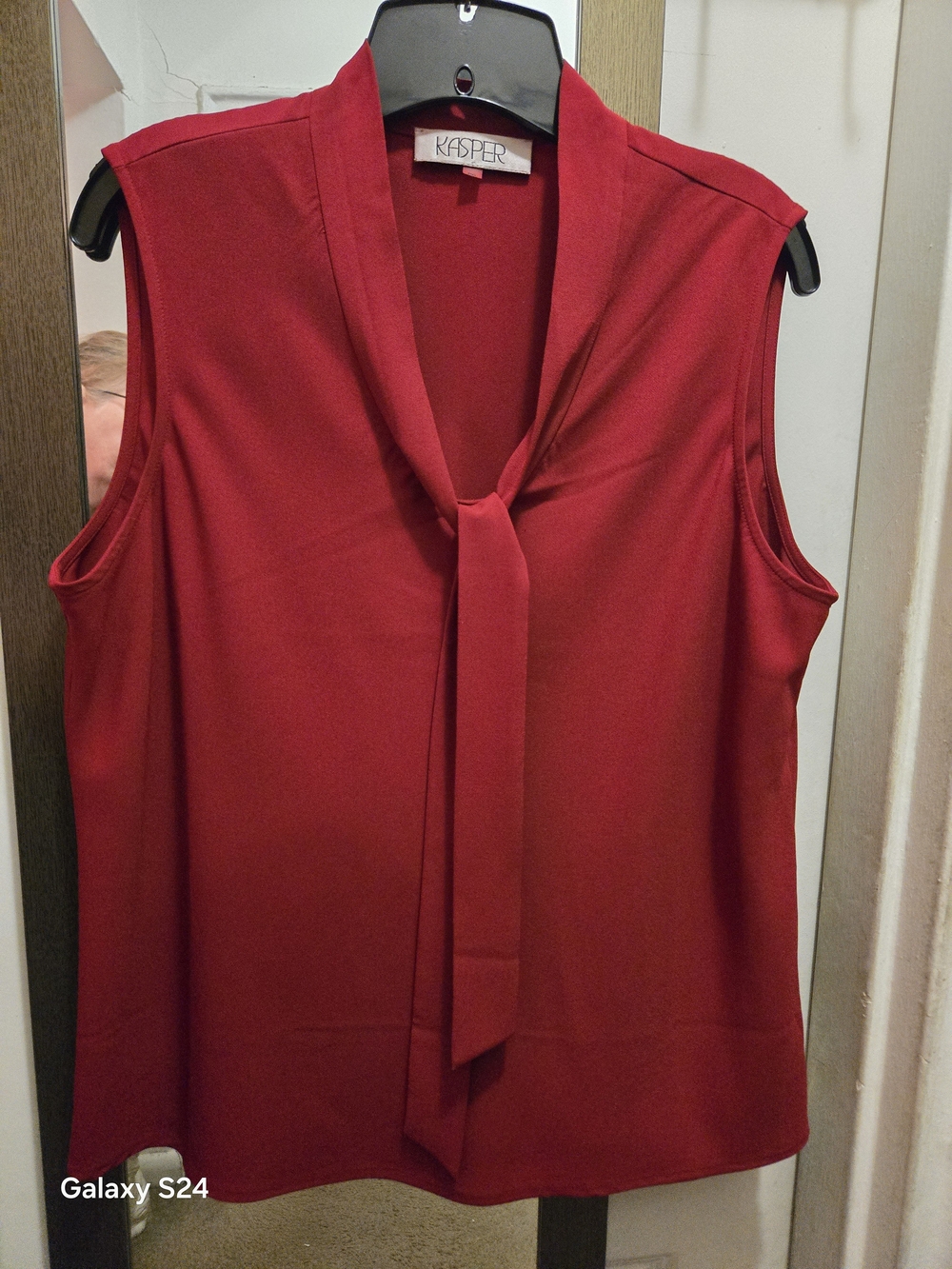 Kasper Sleeveless Tie-Neck Top in Deep Red